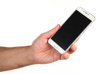 İnsan eli, avucunda boş bir krom ekran olan modern bir akıllı telefonu tutar. Teknoloji ve reklam kavramı. Ayrıntılı yakın çekim stüdyo çekimi soyut beyaz arka planda izole