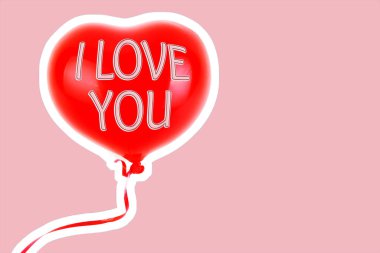 Kırmızı lastik şişme kalp şeklinde balon. Aşk, ilişki, sevgililer günü ve doğum günü kutlaması konsepti. Boş kopya alanı olan dergi tarzı moda kolajı