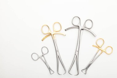 Çelik cerrahi aletler ve laboratuvar ekipmanları beyaz arka planda izole edilmiş. Profesyonel klinik aletleri. Tıbbi, cerrahi, ambulans ve veteriner konsepti. Yumuşak seçici odaklı yakın plan