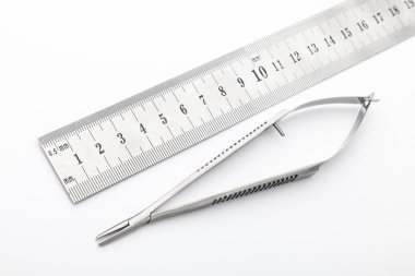 Çelik cerrahi aletler ve laboratuvar ekipmanları beyaz arka planda izole edilmiş. Profesyonel klinik aletleri. Tıbbi, cerrahi, ambulans ve veteriner konsepti. Yumuşak seçici odaklı yakın plan