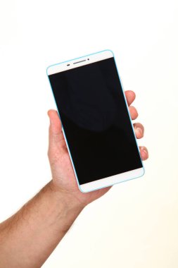 İnsan eli, avucunda boş bir krom ekran olan modern bir akıllı telefonu tutar. Teknoloji ve reklam kavramı. Ayrıntılı yakın çekim stüdyo çekimi soyut beyaz arka planda izole