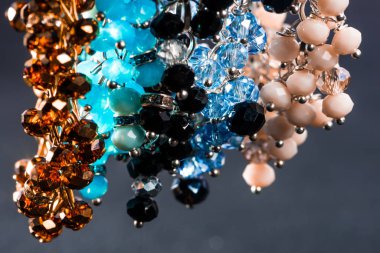 Güzel ve zarif el yapımı mücevher kolye ve renkli parlak boncuklar. Moda ve el işi aksesuarları. Soyut bulanık arkaplan üzerine yumuşak seçici odak ile sanat yakın plan