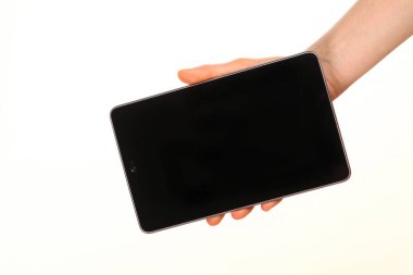 İnsan eli, avucunda boş bir krom ekran olan modern bir akıllı telefonu tutar. Teknoloji ve reklam kavramı. Ayrıntılı yakın çekim stüdyo çekimi soyut beyaz arka planda izole