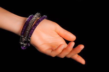 Güzel bir el yapımı mücevher bileziği. Renkli parlak boncuklar ve nötr manikürlü gevşek bir kadın bileği. Moda ve el işi aksesuarları. Yumuşak seçici odaklı yakın plan