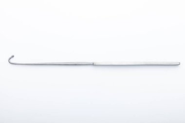 Çelik cerrahi aletler ve laboratuvar ekipmanları beyaz arka planda izole edilmiş. Profesyonel klinik aletleri. Tıbbi, cerrahi, ambulans ve veteriner konsepti. Yumuşak seçici odaklı yakın plan