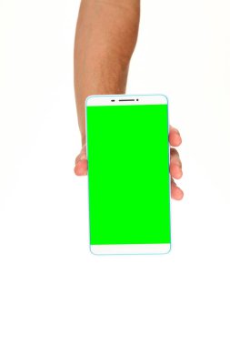 İnsan eli, avucunda boş bir krom ekran olan modern bir akıllı telefonu tutar. Teknoloji ve reklam kavramı. Ayrıntılı yakın çekim stüdyo çekimi soyut beyaz arka planda izole