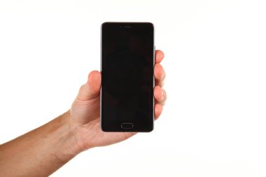 İnsan eli, avucunda boş bir krom ekran olan modern bir akıllı telefonu tutar. Teknoloji ve reklam kavramı. Ayrıntılı yakın çekim stüdyo çekimi soyut beyaz arka planda izole