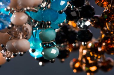 Güzel ve zarif el yapımı mücevher kolye ve renkli parlak boncuklar. Moda ve el işi aksesuarları. Soyut bulanık arkaplan üzerine yumuşak seçici odak ile sanat yakın plan