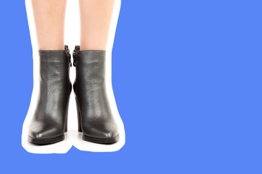 Bayan giysi ayakkabısı. Yüksek topuklu ayakkabı giyen uzun ince kadın bacakları. Fotokopi alanı olan moda modeli. Klasik ve günlük kıyafet konsepti. Ayrıntılı yakın çekim stüdyo çekimi. Dergi tarzı moda kolajı