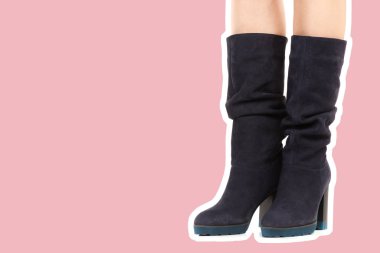 Bayan giysi ayakkabısı. Uzun ince kadın bacakları yüksek topuklu uzun çizmeler giyer. Fotokopi alanı olan moda modeli. Klasik ve günlük kıyafet konsepti. Detaylı yakın çekim stüdyo çekimi Magazin tarzı moda kolajı