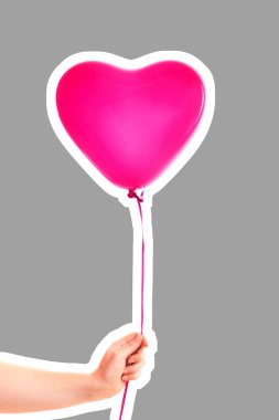 Kadın eli pembe kauçuk, şişme kalp şeklinde balon tutuyor. Aşk, ilişki, sevgililer günü ve doğum günü kutlaması konsepti. Boş kopya alanı olan dergi tarzı moda kolajı