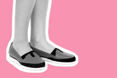 Bayan giysi ayakkabısı. Düşük deri ayakkabılar giyen uzun ince kadın bacağı. Fotokopi alanı olan moda modeli. Klasik ve günlük kıyafet konsepti. Ayrıntılı yakın çekim stüdyo çekimi. Dergi tarzı moda kolajı