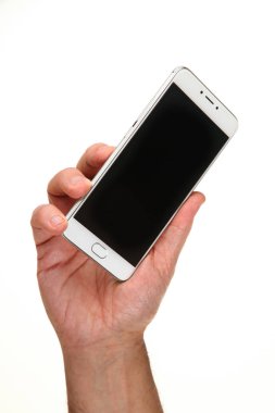 İnsan eli, avucunda boş bir krom ekran olan modern bir akıllı telefonu tutar. Teknoloji ve reklam kavramı. Ayrıntılı yakın çekim stüdyo çekimi soyut beyaz arka planda izole