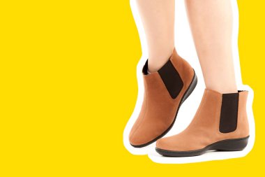 Bayan giysi ayakkabısı. Düşük deri ayakkabılar giyen uzun ince kadın bacağı. Fotokopi alanı olan moda modeli. Klasik ve günlük kıyafet konsepti. Ayrıntılı yakın çekim stüdyo çekimi. Dergi tarzı moda kolajı