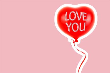 Kırmızı lastik şişme kalp şeklinde balon. Aşk, ilişki, sevgililer günü ve doğum günü kutlaması konsepti. Boş kopya alanı olan dergi tarzı moda kolajı