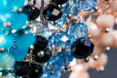 Güzel ve zarif el yapımı mücevher kolye ve renkli parlak boncuklar. Moda ve el işi aksesuarları. Soyut bulanık arkaplan üzerine yumuşak seçici odak ile sanat yakın plan