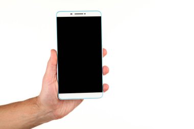 İnsan eli, avucunda boş bir krom ekran olan modern bir akıllı telefonu tutar. Teknoloji ve reklam kavramı. Ayrıntılı yakın çekim stüdyo çekimi soyut beyaz arka planda izole