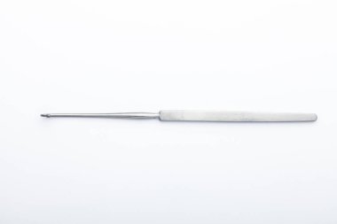 Çelik cerrahi aletler ve laboratuvar ekipmanları beyaz arka planda izole edilmiş. Profesyonel klinik aletleri. Tıbbi, cerrahi, ambulans ve veteriner konsepti. Yumuşak seçici odaklı yakın plan