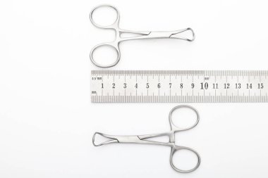 Çelik cerrahi aletler ve laboratuvar ekipmanları beyaz arka planda izole edilmiş. Profesyonel klinik aletleri. Tıbbi, cerrahi, ambulans ve veteriner konsepti. Yumuşak seçici odaklı yakın plan