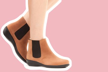 Bayan giysi ayakkabısı. Düşük deri ayakkabılar giyen uzun ince kadın bacağı. Fotokopi alanı olan moda modeli. Klasik ve günlük kıyafet konsepti. Ayrıntılı yakın çekim stüdyo çekimi. Dergi tarzı moda kolajı