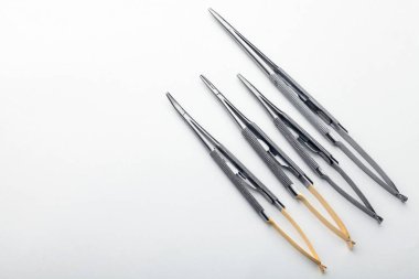 Çelik cerrahi aletler ve laboratuvar ekipmanları beyaz arka planda izole edilmiş. Profesyonel klinik aletleri. Tıbbi, cerrahi, ambulans ve veteriner konsepti. Yumuşak seçici odaklı yakın plan