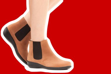 Bayan giysi ayakkabısı. Düşük deri ayakkabılar giyen uzun ince kadın bacağı. Fotokopi alanı olan moda modeli. Klasik ve günlük kıyafet konsepti. Ayrıntılı yakın çekim stüdyo çekimi. Dergi tarzı moda kolajı