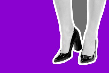 Bayan giysi ayakkabısı. Uzun ince kadın bacakları yüksek topuklu ayakkabı giyer. Fotokopi alanı olan moda modeli. Klasik ve günlük kıyafet konsepti. Ayrıntılı yakın çekim stüdyo çekimi. Dergi tarzı moda kolajı