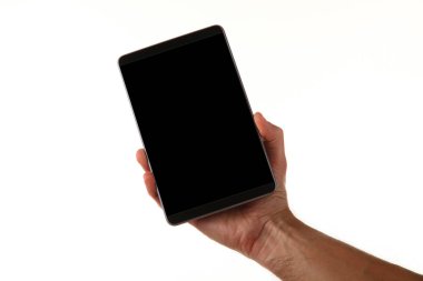 İnsan eli, avucunda boş bir krom ekran olan modern bir akıllı telefonu tutar. Teknoloji ve reklam kavramı. Ayrıntılı yakın çekim stüdyo çekimi soyut beyaz arka planda izole