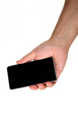 İnsan eli, avucunda boş bir krom ekran olan modern bir akıllı telefonu tutar. Teknoloji ve reklam kavramı. Ayrıntılı yakın çekim stüdyo çekimi soyut beyaz arka planda izole