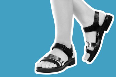 Bayan giysi ayakkabısı. Deri sandalet giyen uzun ince kadın bacakları. Fotokopi alanı olan moda modeli. Klasik ve günlük kıyafet konsepti. Detaylı yakın çekim stüdyo çekimi Magazin tarzı moda kolajı