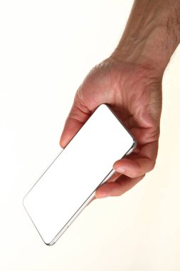 İnsan eli, avucunda boş bir krom ekran olan modern bir akıllı telefonu tutar. Teknoloji ve reklam kavramı. Ayrıntılı yakın çekim stüdyo çekimi soyut beyaz arka planda izole
