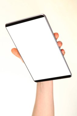 İnsan eli, avucunda boş bir krom ekran olan modern bir akıllı telefonu tutar. Teknoloji ve reklam kavramı. Ayrıntılı yakın çekim stüdyo çekimi soyut beyaz arka planda izole