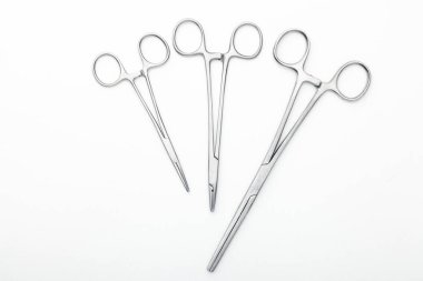 Çelik cerrahi aletler ve laboratuvar ekipmanları beyaz arka planda izole edilmiş. Profesyonel klinik aletleri. Tıbbi, cerrahi, ambulans ve veteriner konsepti. Yumuşak seçici odaklı yakın plan