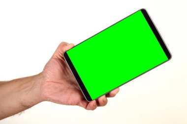 İnsan eli, avucunda boş bir krom ekran olan modern bir akıllı telefonu tutar. Teknoloji ve reklam kavramı. Ayrıntılı yakın çekim stüdyo çekimi soyut beyaz arka planda izole
