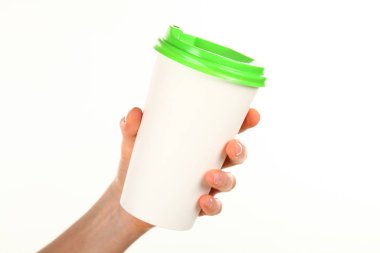 İnsan eli plastik kapaklı boş bir kahve fincanı tutar. Tek kullanımlık fincana çay ya da kahve konsepti. Metin veya logo için yeri ve yeri kopyala. Beyaz bir arkaplanda izole edilmiş