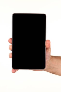 İnsan eli, avucunda boş bir krom ekran olan modern bir akıllı telefonu tutar. Teknoloji ve reklam kavramı. Ayrıntılı yakın çekim stüdyo çekimi soyut beyaz arka planda izole