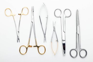 Çelik cerrahi aletler ve laboratuvar ekipmanları beyaz arka planda izole edilmiş. Profesyonel klinik aletleri. Tıbbi, cerrahi, ambulans ve veteriner konsepti. Yumuşak seçici odaklı yakın plan