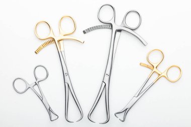 Çelik cerrahi aletler ve laboratuvar ekipmanları beyaz arka planda izole edilmiş. Profesyonel klinik aletleri. Tıbbi, cerrahi, ambulans ve veteriner konsepti. Yumuşak seçici odaklı yakın plan