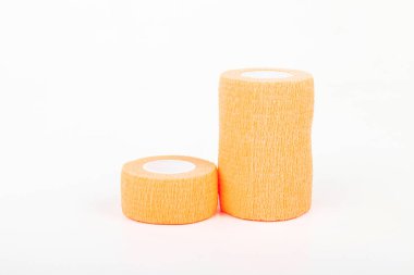 Esnek bandaj ve laboratuvar ekipmanları beyaz arka planda izole edilmiş. Profesyonel klinik aletleri. Tıbbi, cerrahi, ambulans ve veteriner konsepti. Yumuşak seçici odaklı yakın plan