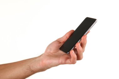 İnsan eli, avucunda boş bir krom ekran olan modern bir akıllı telefonu tutar. Teknoloji ve reklam kavramı. Ayrıntılı yakın çekim stüdyo çekimi soyut beyaz arka planda izole