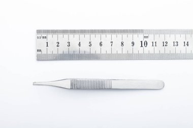 Çelik cerrahi aletler ve laboratuvar ekipmanları beyaz arka planda izole edilmiş. Profesyonel klinik aletleri. Tıbbi, cerrahi, ambulans ve veteriner konsepti. Yumuşak seçici odaklı yakın plan