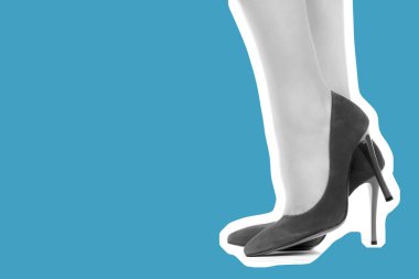 Bayan giysi ayakkabısı. Yüksek topuklu ayakkabı giyen uzun ince kadın bacakları. Fotokopi alanı olan moda modeli. Klasik ve günlük kıyafet konsepti. Ayrıntılı yakın çekim stüdyo çekimi. Dergi tarzı moda kolajı