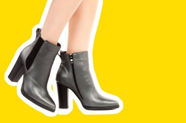 Bayan giysi ayakkabısı. Yüksek topuklu ayakkabı giyen uzun ince kadın bacakları. Fotokopi alanı olan moda modeli. Klasik ve günlük kıyafet konsepti. Ayrıntılı yakın çekim stüdyo çekimi. Dergi tarzı moda kolajı