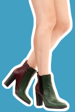 Bayan giysi ayakkabısı. Yüksek topuklu ayakkabı giyen uzun ince kadın bacakları. Fotokopi alanı olan moda modeli. Klasik ve günlük kıyafet konsepti. Ayrıntılı yakın çekim stüdyo çekimi. Dergi tarzı moda kolajı