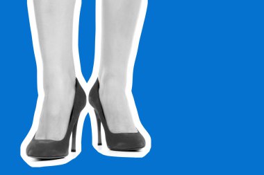 Bayan giysi ayakkabısı. Yüksek topuklu ayakkabı giyen uzun ince kadın bacakları. Fotokopi alanı olan moda modeli. Klasik ve günlük kıyafet konsepti. Ayrıntılı yakın çekim stüdyo çekimi. Dergi tarzı moda kolajı