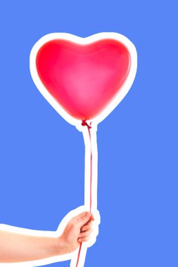 Kadın eli kırmızı kauçuk, şişme kalp şeklinde balon tutuyor. Aşk, ilişki, sevgililer günü ve doğum günü kutlaması konsepti. Boş kopya alanı olan dergi tarzı moda kolajı