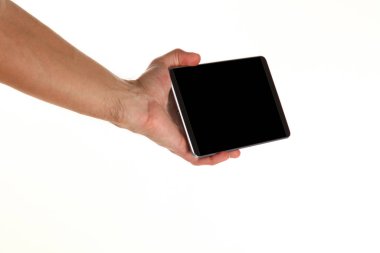 İnsan eli, avucunda boş bir krom ekran olan modern bir akıllı telefonu tutar. Teknoloji ve reklam kavramı. Ayrıntılı yakın çekim stüdyo çekimi soyut beyaz arka planda izole