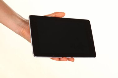 İnsan eli, avucunda boş bir krom ekran olan modern bir akıllı telefonu tutar. Teknoloji ve reklam kavramı. Ayrıntılı yakın çekim stüdyo çekimi soyut beyaz arka planda izole