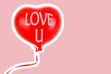 Kırmızı lastik şişme kalp şeklinde balon. Aşk, ilişki, sevgililer günü ve doğum günü kutlaması konsepti. Boş kopya alanı olan dergi tarzı moda kolajı