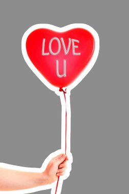 Kadın eli kırmızı kauçuk, şişme kalp şeklinde balon tutuyor. Aşk, ilişki, sevgililer günü ve doğum günü kutlaması konsepti. Boş kopya alanı olan dergi tarzı moda kolajı